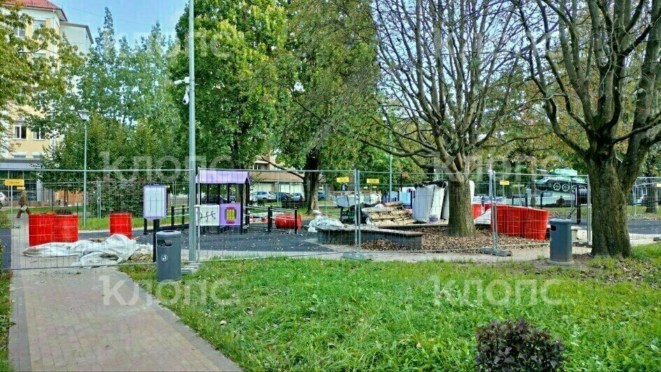 Детскую площадку на Соммера «укатали» раньше срока, пришлось всё менять   - Новости Калининграда | Фото: «Клопс»