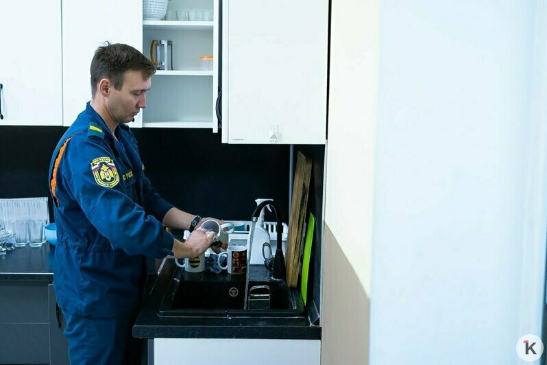 «Хватит вдоха, чтобы там остаться»: один день с калининградскими пожарными (фоторепортаж) - Новости Калининграда | Фото: Александр Подгорчук / «Клопс»