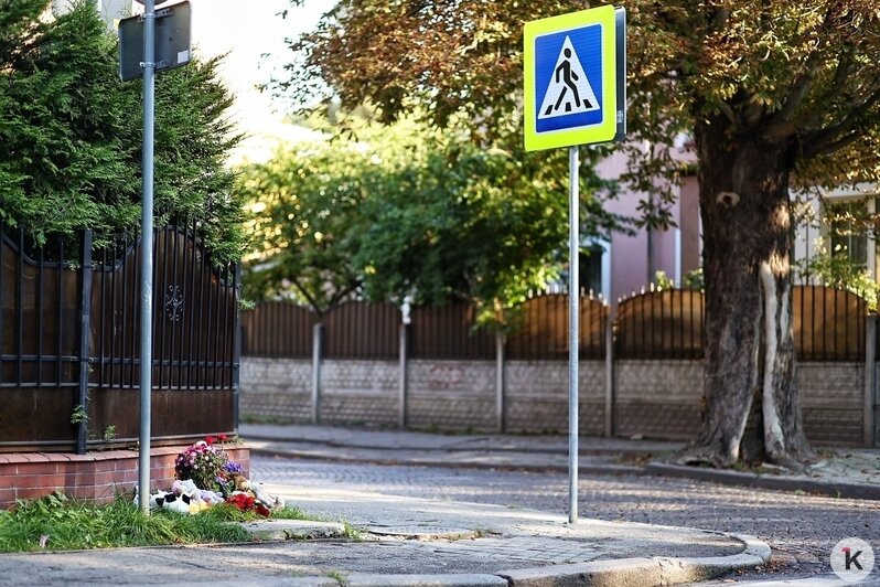 Калининградцы несут цветы и игрушки к месту ДТП на Коммунальной, где погиб 9-летний мальчик (фоторепортаж)  - Новости Калининграда | Фото: Александр Подгорчук / «Клопс»