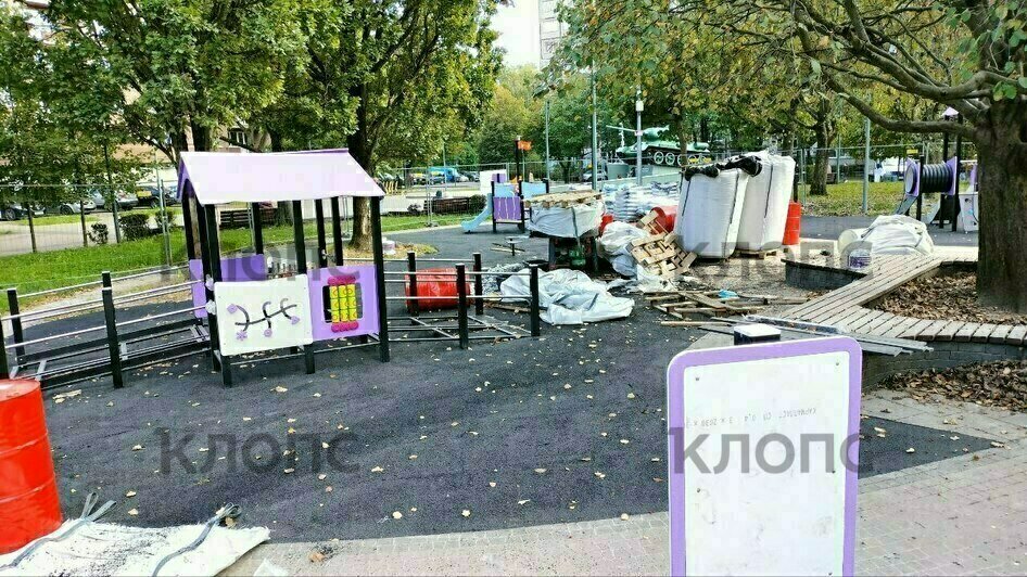 Детскую площадку на Соммера «укатали» раньше срока, пришлось всё менять   - Новости Калининграда | Фото: «Клопс»