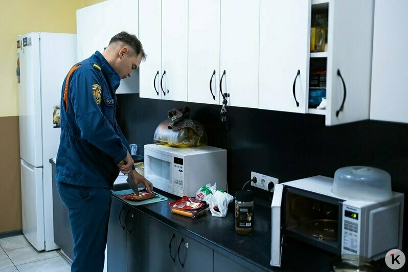 «Хватит вдоха, чтобы там остаться»: один день с калининградскими пожарными (фоторепортаж) - Новости Калининграда | Фото: Александр Подгорчук / «Клопс»
