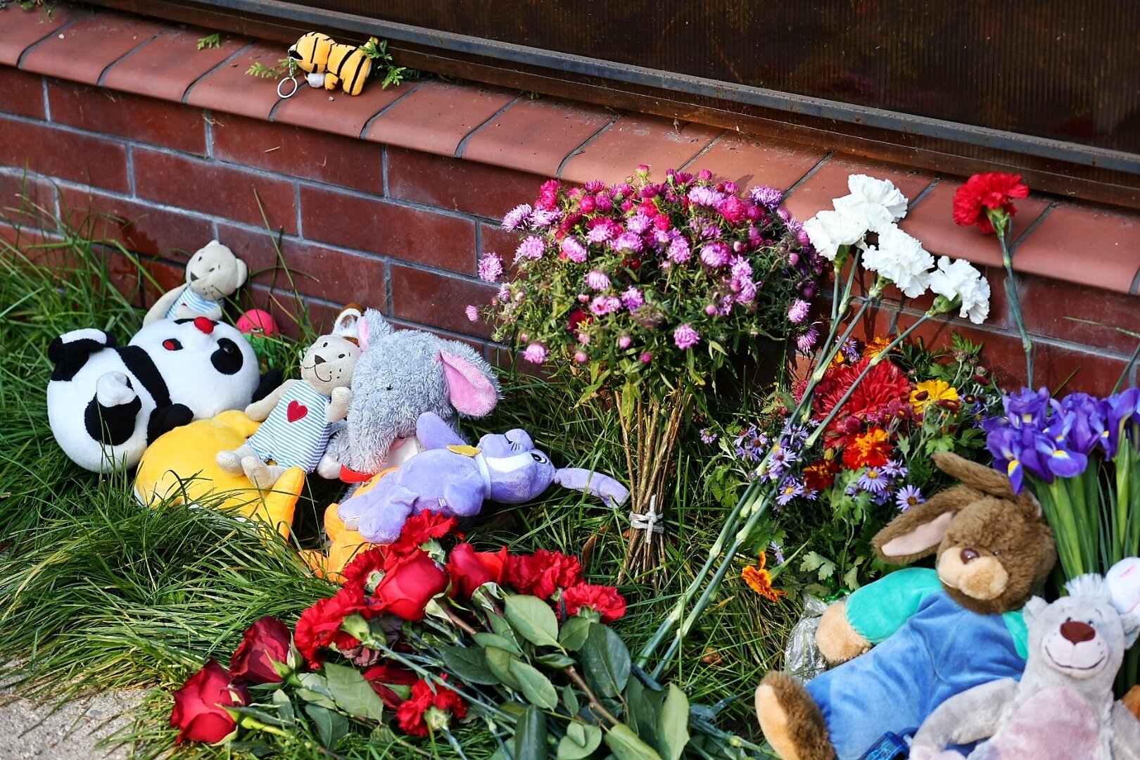 Калининградцы несут цветы и игрушки к месту ДТП на Коммунальной, где погиб 9-летний мальчик (фоторепортаж)  - Новости Калининграда | Фото: Александр Подгорчук / «Клопс»