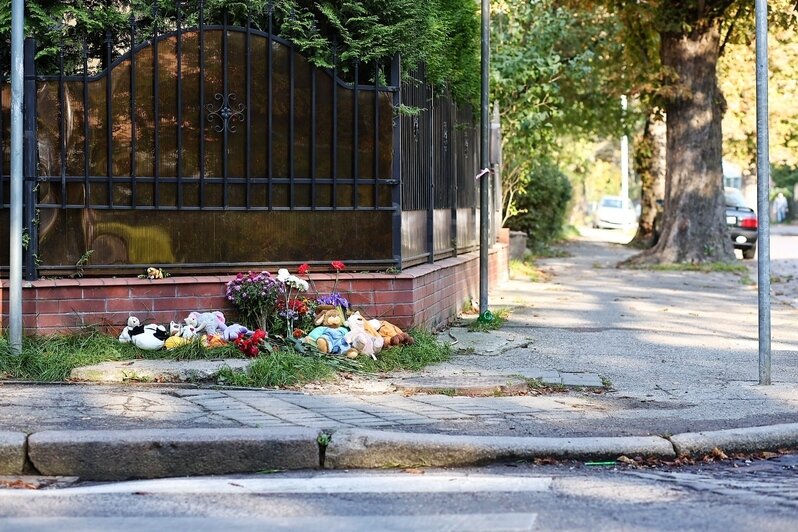 Цветы и игрушки несут скорбящие калининградцы. | Фото: Александр Подгорчук
