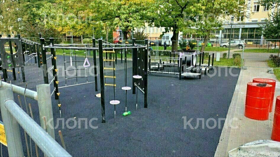 Детскую площадку на Соммера «укатали» раньше срока, пришлось всё менять   - Новости Калининграда | Фото: «Клопс»