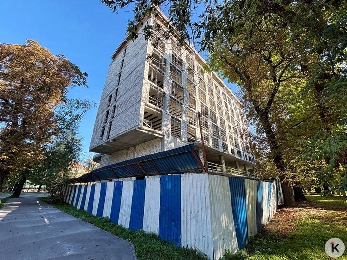На долгострое в начале Горького, где хотели открыть гостиницу ещё к ЧМ-2018, снова появились рабочие (фото)  - Новости Калининграда | Фото: Александр Подгорчук / «Клопс»