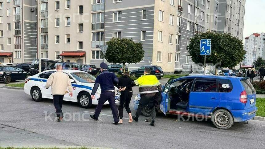В Калининграде пьяный водитель рванул от полицейских, но оказался на асфальте в наручниках и босой (видео) - Новости Калининграда | Фото читателя