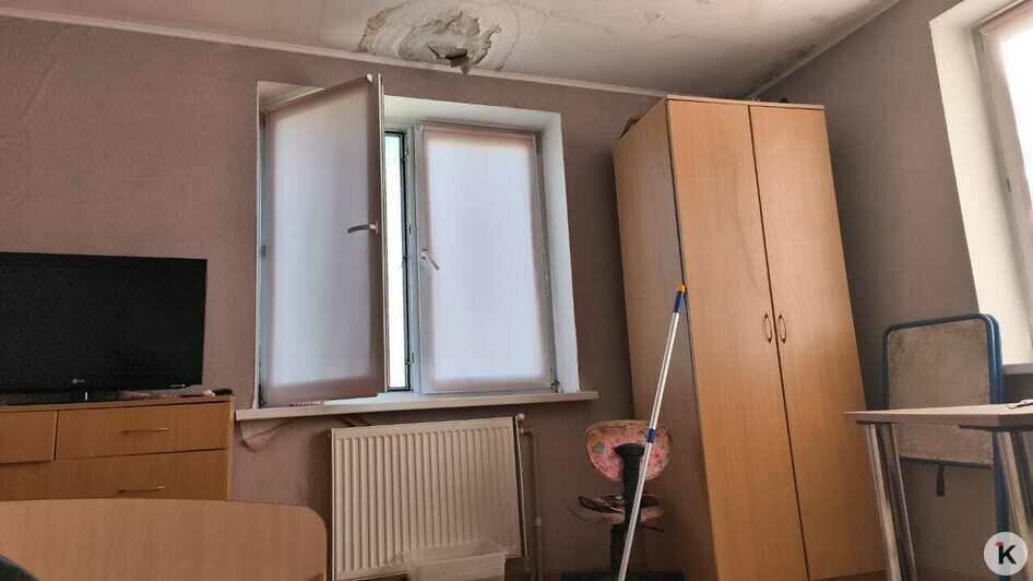 Несмотря на то, что крышу подлатали, одна из дыр в потолке продолжает течь до сих пор | Фото: Андрей Амелин
