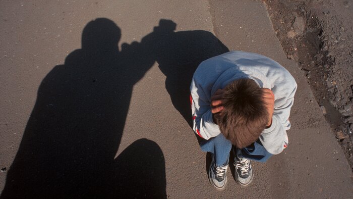 В Калининграде жестоко избили 14-летнего школьника. Мальчик может остаться инвалидом, у него переломаны кости лица   - Новости Калининграда | Иллюстрация: Ксения Александрова / Midjourney