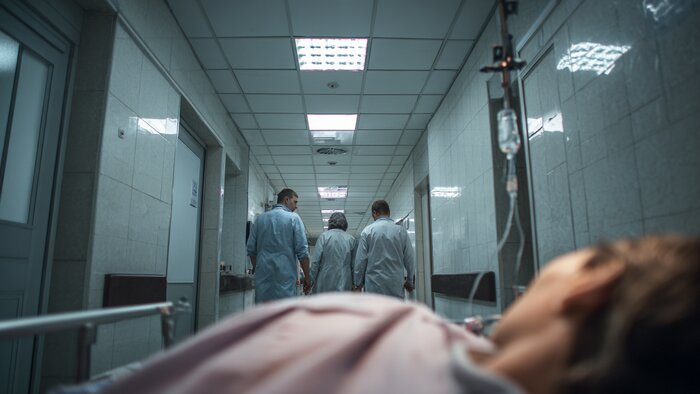В Калининграде жестоко избили 14-летнего школьника. Мальчик может остаться инвалидом, у него переломаны кости лица   - Новости Калининграда | Иллюстрация: Ксения Александрова / Midjourney