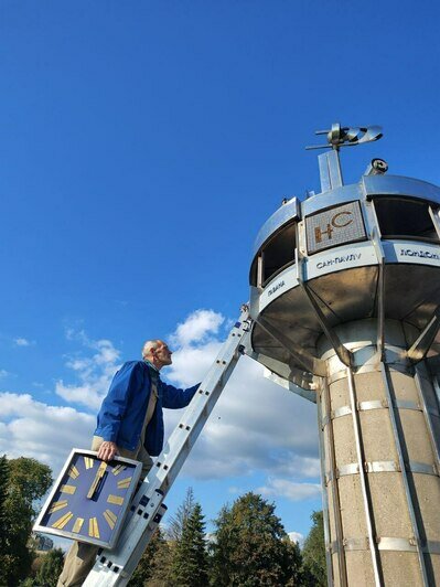 На «Мировые часы», ремонтом которых занимаются калининградские похоронщики, вернули циферблаты (фото) - Новости Калининграда | Фото: телеграм-канал «Наследие стен»