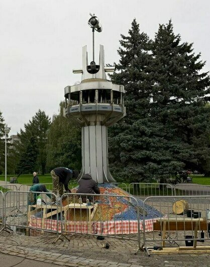 На «Мировые часы», ремонтом которых занимаются калининградские похоронщики, вернули циферблаты (фото) - Новости Калининграда | Фото: телеграм-канал «Наследие стен»