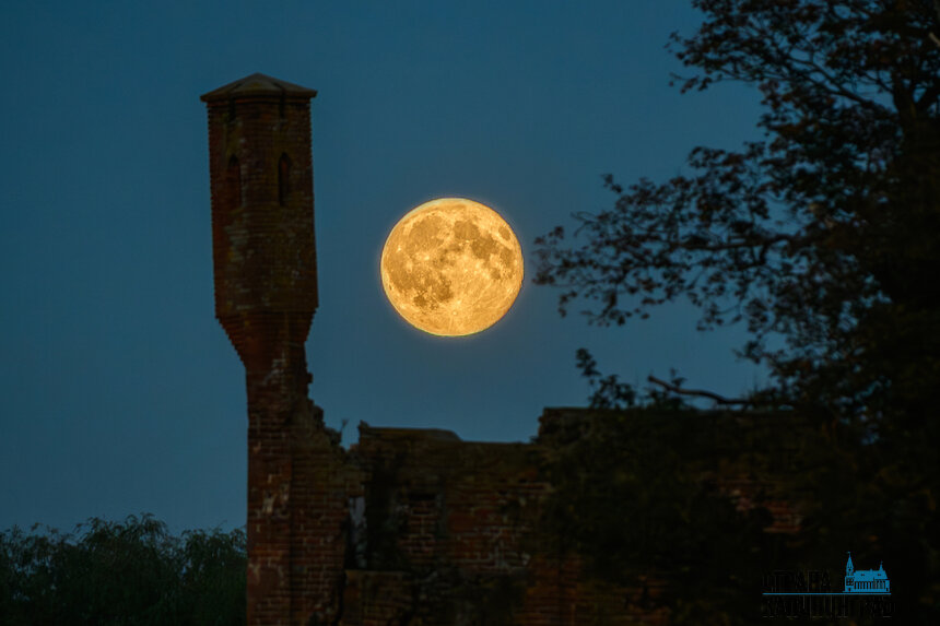 Суперлуние в районе замка Шаакен в посёлке Некрасово Гурьевского района Калининградской области | Фото: Александр Мелехов