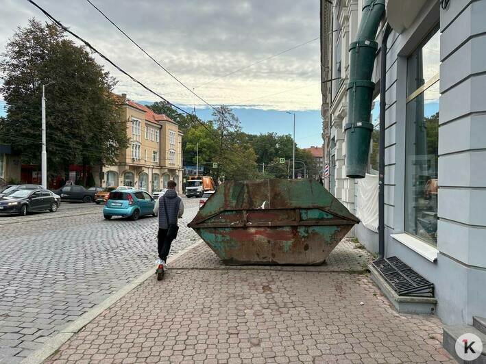 Бунт кесок. 4 места в Калининграде, где мусорки встали поперёк дороги людям и машинам - Новости Калининграда | Фото: Александр Подгорчук / «Клопс»