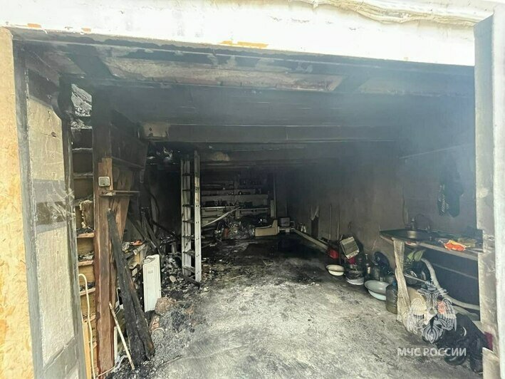 На Литовском валу загорелся эллинг, пожарные успели вызволить из охваченной огнём постройки автомобиль (фото) - Новости Калининграда | Фото: официальный канал ГУ МЧС по Калининградской области / Telegram