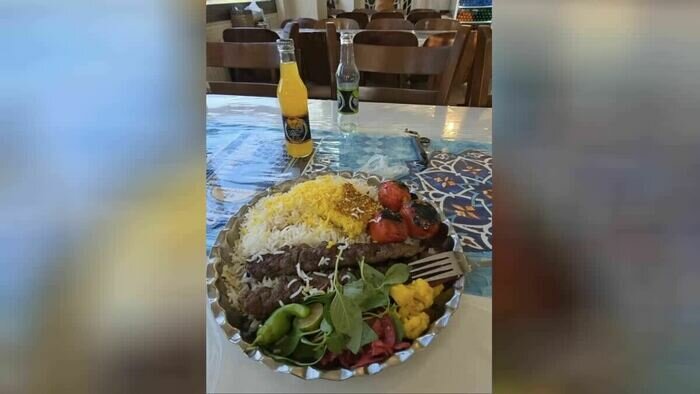 Местная кухня неострая, и всегда подаются жареные помидоры. | Фото: Алексей Хмелюк.