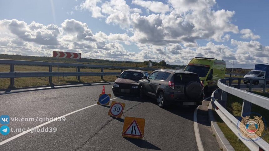 На трассе под аэропортом Храброво водитель легковушки выехал на встречку и врезался в другое авто - Новости Калининграда | Фото: ГАИ Калининградской области 
