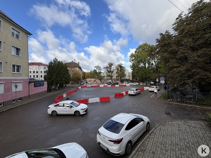 В центре Калининграда перегородили ещё одну популярную парковку. Скорее всего, навсегда (фото) - Новости Калининграда | Фото: Александр Подгорчук / «Клопс»