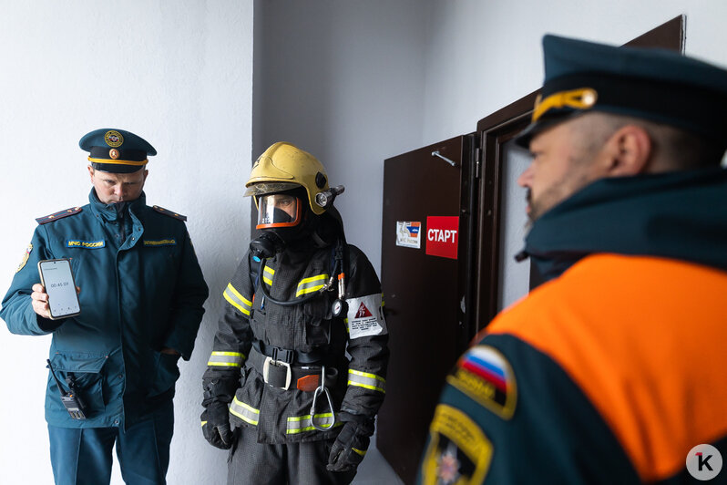 Калининградские пожарные проверили, кто в полной экипировке быстрее добежит до 25 этажа (фоторепортаж) - Новости Калининграда | Фото: Александр Подгорчук / «Клопс»