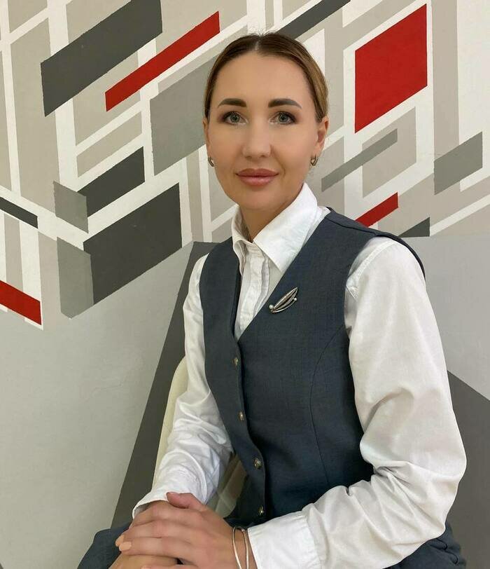Директор Юлия Белякова. | Фото: из архива школы