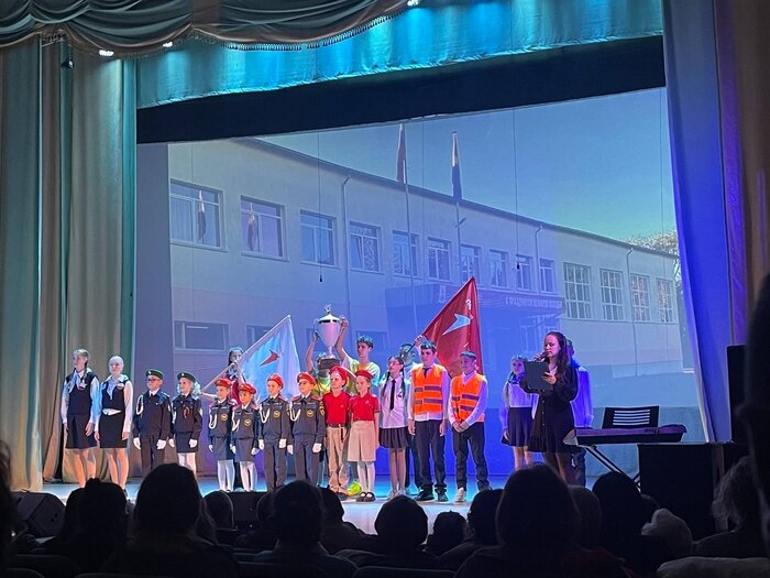 Праздничную церемонию ведут ученики, в зале - те, кто связан со школой. | Фото: архив школы