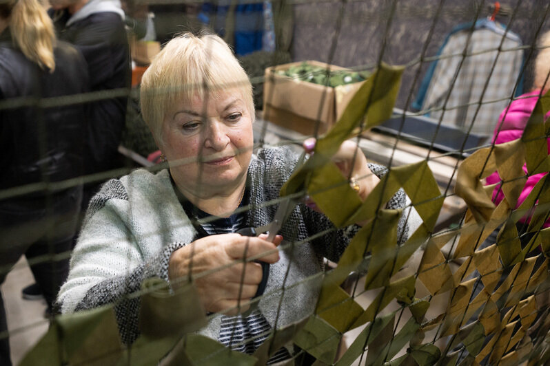 Галина Жулина с начала СВО помогала собирать для бойцов продукты. | Фото: Александр Мелехов