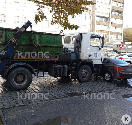 На проспекте Мира Hyundai залез под грузовик и создал огромный затор (фото) - Новости Калининграда | Фото: Александр Пищик