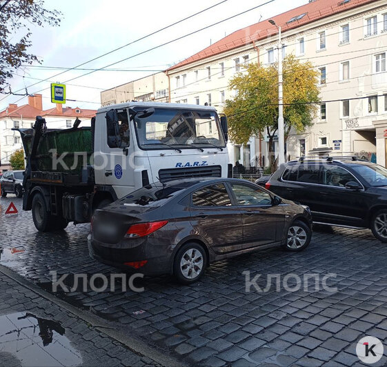 На проспекте Мира Hyundai залез под грузовик и создал огромный затор (фото) - Новости Калининграда | Фото: Александр Пищик