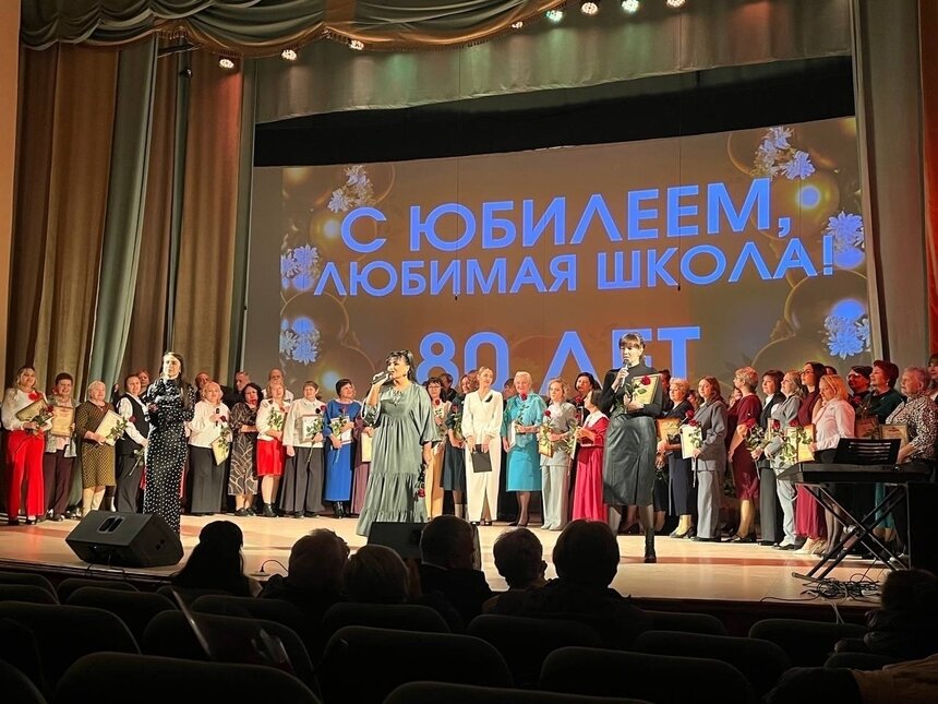 На праздник собрали ветеранов, выпускников, педагогов, звучало много тёплых слов и пожеланий. | Фото: из архива школы