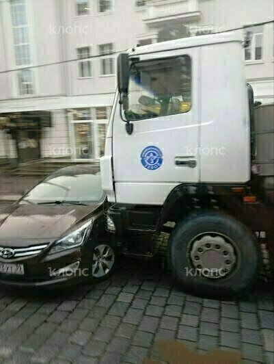 На проспекте Мира Hyundai залез под грузовик и создал огромный затор (фото) - Новости Калининграда | Фото очевидцев