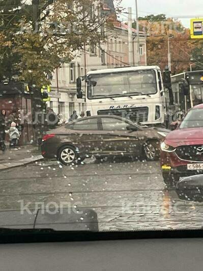 На проспекте Мира Hyundai залез под грузовик и создал огромный затор (фото) - Новости Калининграда | Фото очевидцев