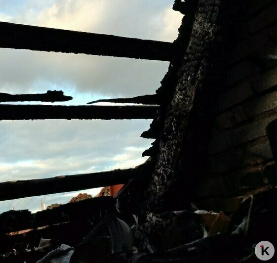 Вспыхнул дымоход, выгорел чердак: семья пенсионеров из Озёрска осталась без крыши над головой (фото)   - Новости Калининграда | Фото: Кристина П. Вспыхнул дымоход, выгорел чердак: семья пенсионеров из Озёрска осталась без крыши над головой (фото)   - Новости Калининграда | Фото: Кристина П.