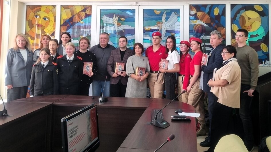 Презентация проекта с передачей книги «Ушедшим в разведку навечно» в МАОУ «Средняя общеобразовательная школа г. Зеленоградска»