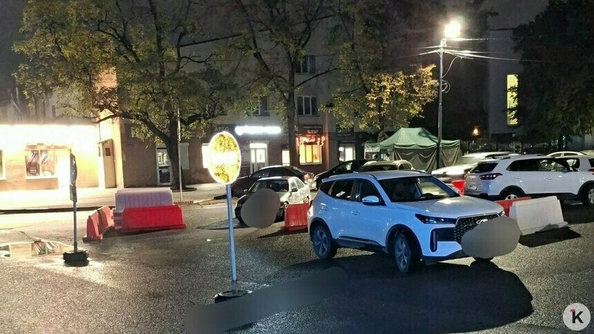 В Калининграде водители раскидали блоки вокруг парковки на Барнаульской и снова ставят машины (фото) - Новости Калининграда | Фото читателя