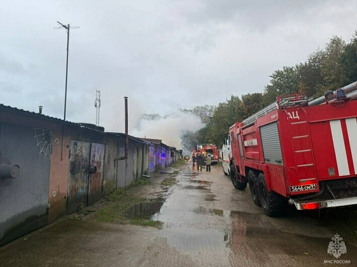 В Балтийске из-за пожара в гаражном обществе сгорели моторные лодки, автомобиль и оборудование (фото, видео)   - Новости Калининграда | Фото: ГУ МЧС по Калининградской области
