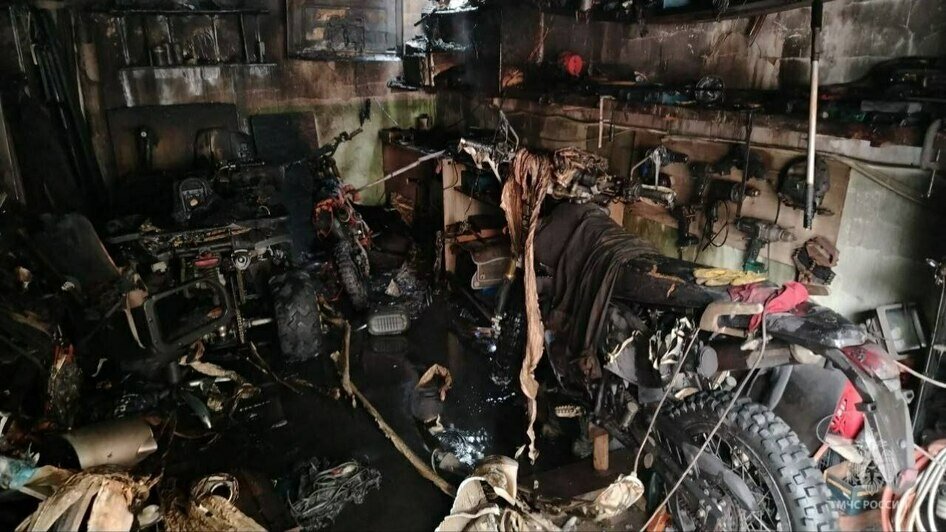 В Балтийске из-за пожара в гаражном обществе сгорели моторные лодки, автомобиль и оборудование (фото, видео)   - Новости Калининграда | Фото: ГУ МЧС по Калининградской области