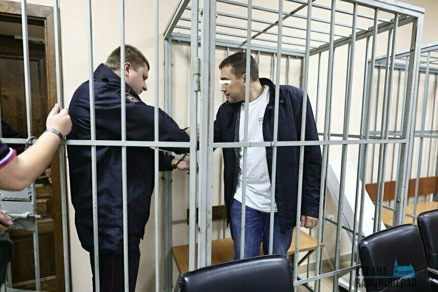 В зал суда подозреваемого доставили под стражей. | Фото: Александр Подгорчук