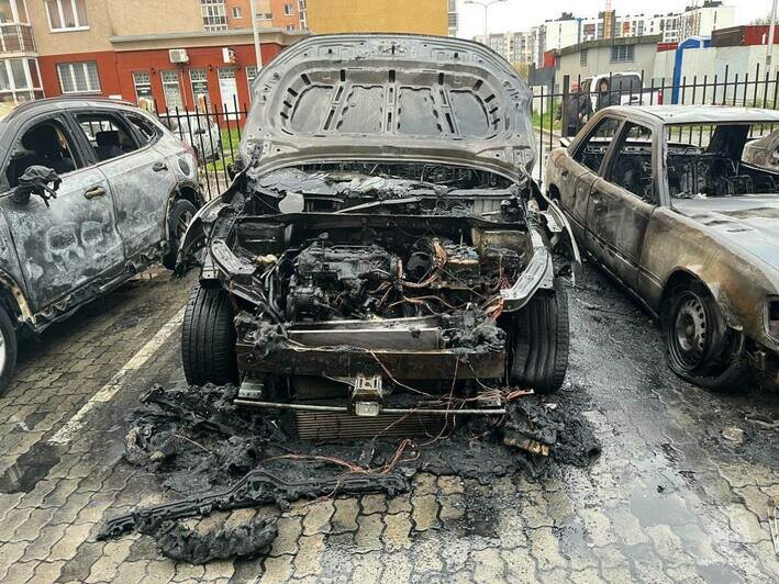 В Калининграде на ул. Левитана сгорели три автомобиля (фото) - Новости Калининграда | Фото: ГУ МЧС по Калининградской области