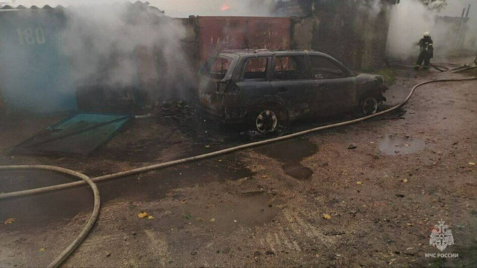 В Балтийске из-за пожара в гаражном обществе сгорели моторные лодки, автомобиль и оборудование (фото, видео)   - Новости Калининграда | Фото: ГУ МЧС по Калининградской области