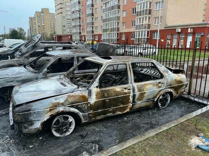 В Калининграде на ул. Левитана сгорели три автомобиля (фото) - Новости Калининграда | Фото: ГУ МЧС по Калининградской области