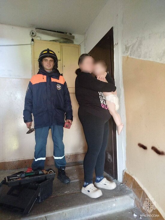 Мама осталась за порогом. В Мамоново спасатели вскрыли дверь квартиры, случайно запертую детьми - Новости Калининграда | Фото: МЧС Калининградской области 