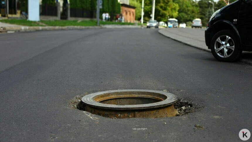 Власти Калининграда хотят штрафовать за провалившиеся и гремящие люки на городских дорогах  - Новости Калининграда | Фото: Александр Подгорчук / Архив «Клопс»