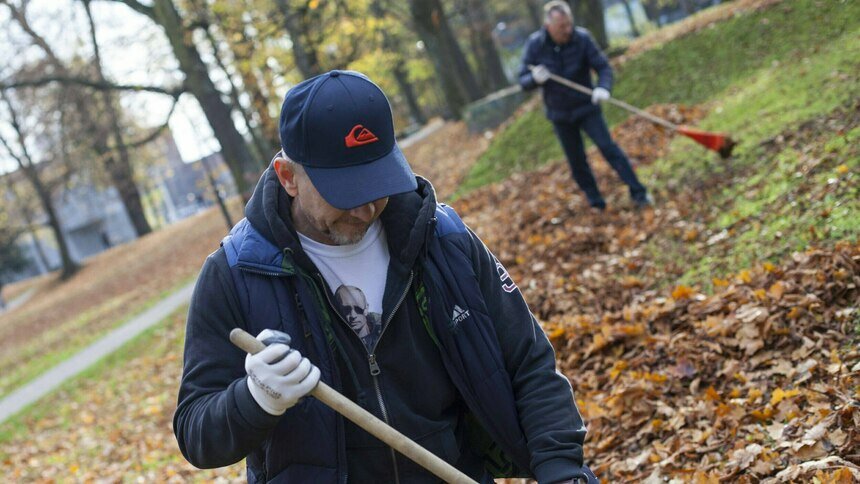 Власти Калининграда рассказали, где будут убирать опавшие листья, а где они пролежат до весны - Новости Калининграда | Фото: Александр Подгорчук / Архив «Клопс»