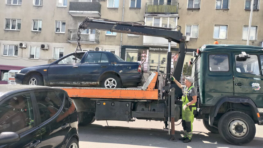 Брошенные автомобили по решению комиссии вывозят с калининградских улиц на специализированную стоянку | Фото: архив «СК» Брошенные автомобили по решению комиссии вывозят с калининградских улиц на специализированную стоянку | Фото: архив «СК»