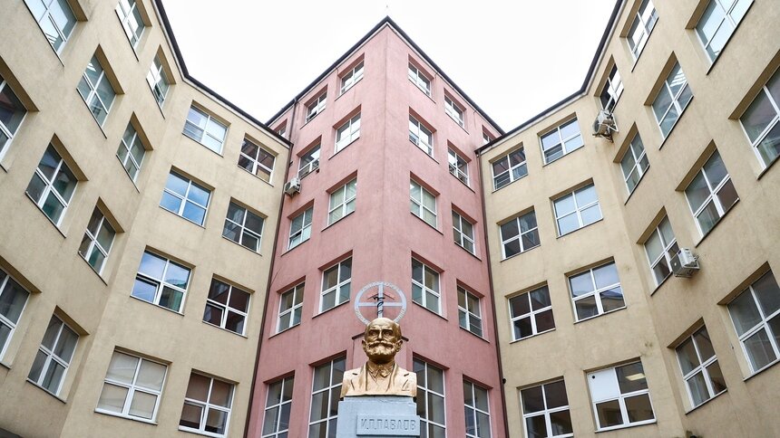 Крыша главного корпуса Областной клинической больницы готова заплакать - Новости Калининграда | Фото: Александр Подгорчук / Архив «Клопс»