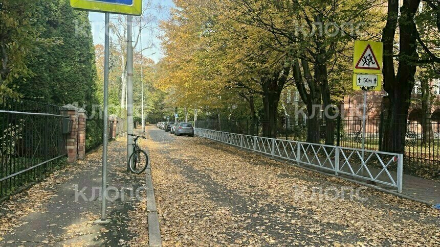 В Калининграде возле гимназии, где учился сбитый грузовиком школьник, установили ограждение (фото)  - Новости Калининграда | Фото: «Клопс»
