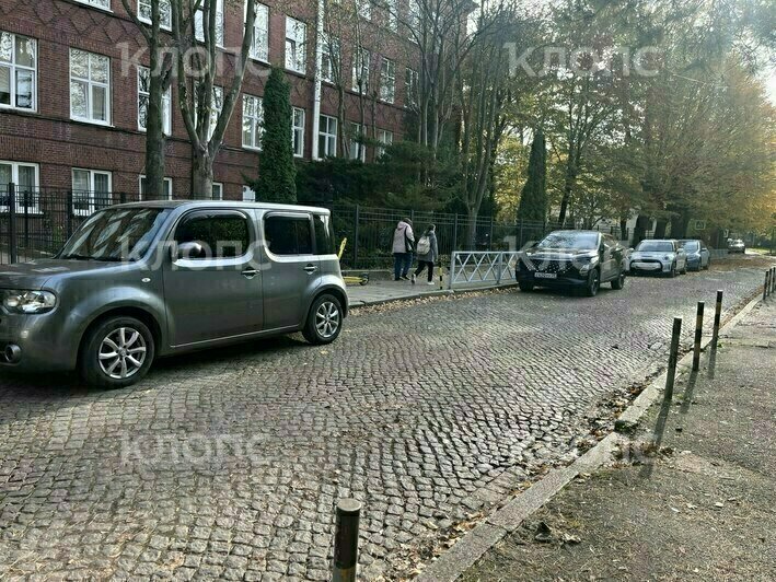 В Калининграде возле гимназии, где учился сбитый грузовиком школьник, установили ограждение (фото)  - Новости Калининграда | Фото: «Клопс»