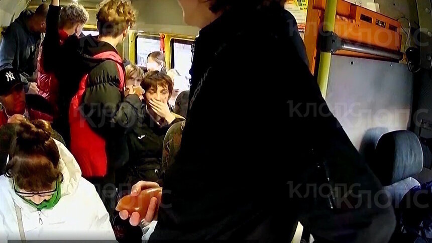 В Калининграде подростки атаковали маршрутку «бомбами» из презервативов (видео) - Новости Калининграда | Фото: «Клопс» В Калининграде подростки атаковали маршрутку «бомбами» из презервативов (видео) - Новости Калининграда | Фото: «Клопс»
