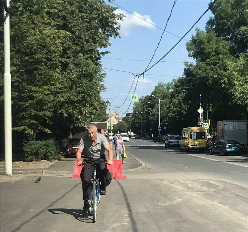 Лежачие полицейские установлены на ул. Дзержинского по требованию ГИБДД, летняя статистика по ДТП - неутешительная. | Фото: Александр Мелехов Лежачие полицейские установлены на ул. Дзержинского по требованию ГИБДД, летняя статистика по ДТП - неутешительная. | Фото: Александр Мелехов