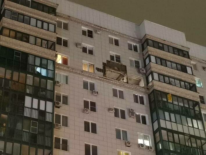 В Подмосковье беспилотник атаковал 16-этажку, есть раненые (фото) - Новости Калининграда | Фото: телеграм-канал губернатора Московской области Алексея Воробьёва В Подмосковье беспилотник атаковал 16-этажку, есть раненые (фото) - Новости Калининграда | Фото: телеграм-канал губернатора Московской области Алексея Воробьёва