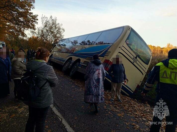 Под Полесском улетел в кювет автобус с туристами - Новости Калининграда | Фото: ГУ МЧС Под Полесском улетел в кювет автобус с туристами - Новости Калининграда | Фото: ГУ МЧС
